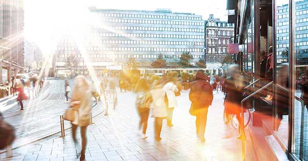 Mennesker går rundt i Oslo, til illustrasjon for betaling