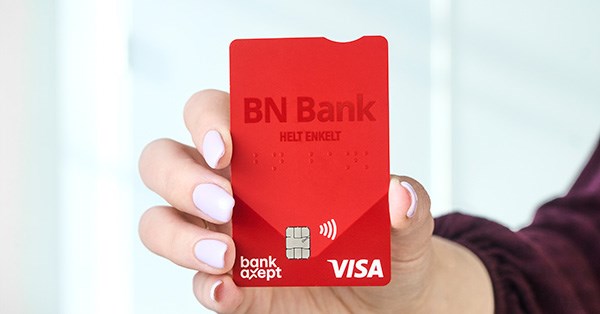 Dame holder et bankkort fra BN Bank