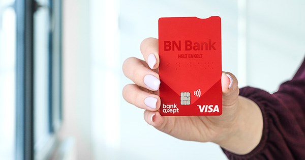 Dame holder et bankkort fra BN Bank