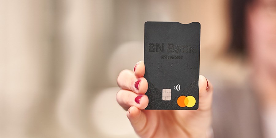 Kvinne holder et kredittkort fra BN Bank