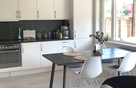 Kjøkken og spisebord i leilighet, til illustrasjon for drømmen om egen bolig