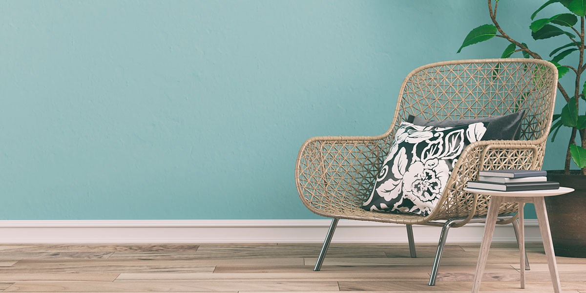 Moderne stol fremfor grønn vegg, til illustrasjon for hvor mye koster det å pusse opp