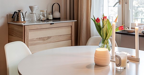 Kjøkenbord med belysning og tulipaner, til illustrasjon for tips før visning