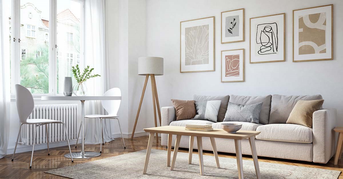 Moderne stue med bildevegg, bord og spisebord, til illustrasjon for hvordan øke verdien på boligen