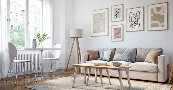 Moderne stue med bildevegg, bord og spisebord, til illustrasjon for å øke verdien på boligen