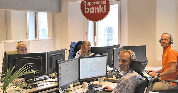 Fire av våre medarbeidere på kundesenteret i telefon med kunder, til illustrasjon for tilbakemeldinger på BN Bank